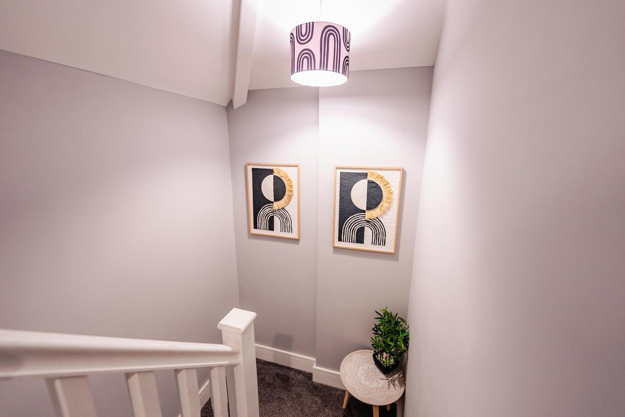 Luxury Spacious 2-bed & High Ceiling Apartment *