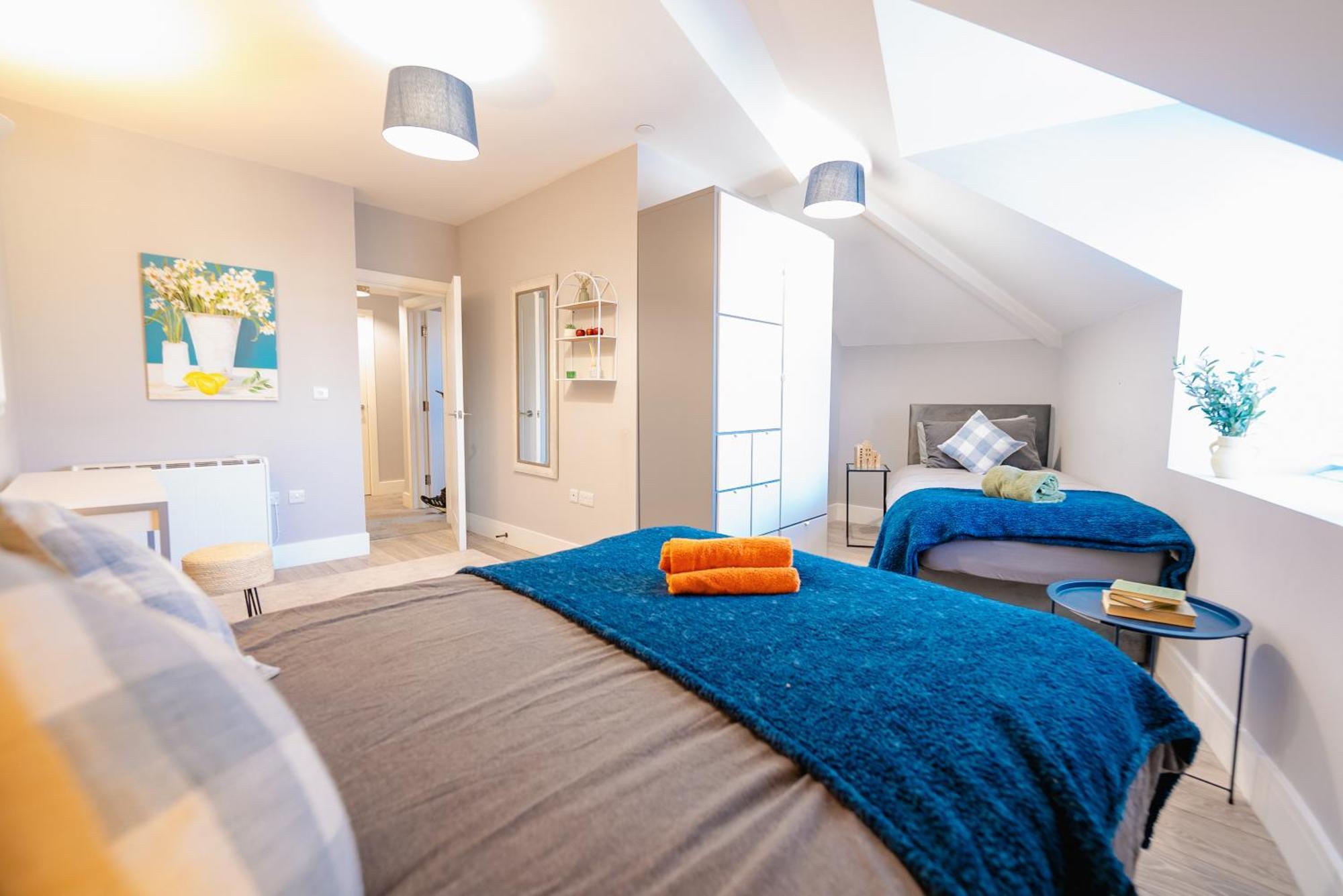 Luxury Spacious 2-bed & High Ceiling Apartment *