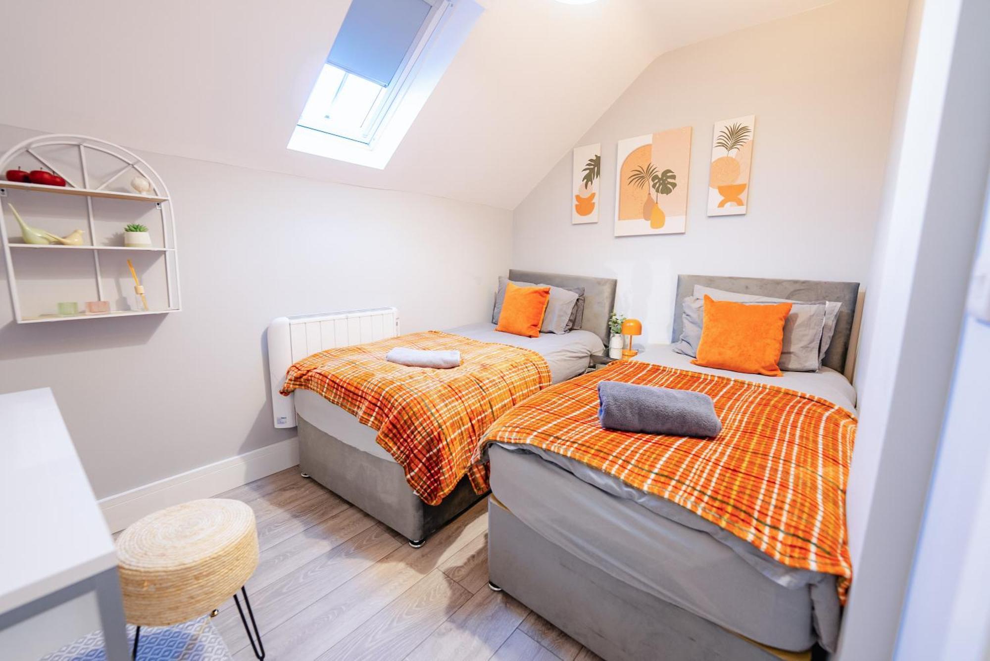 Luxury Spacious 2-bed & High Ceiling Apartment *