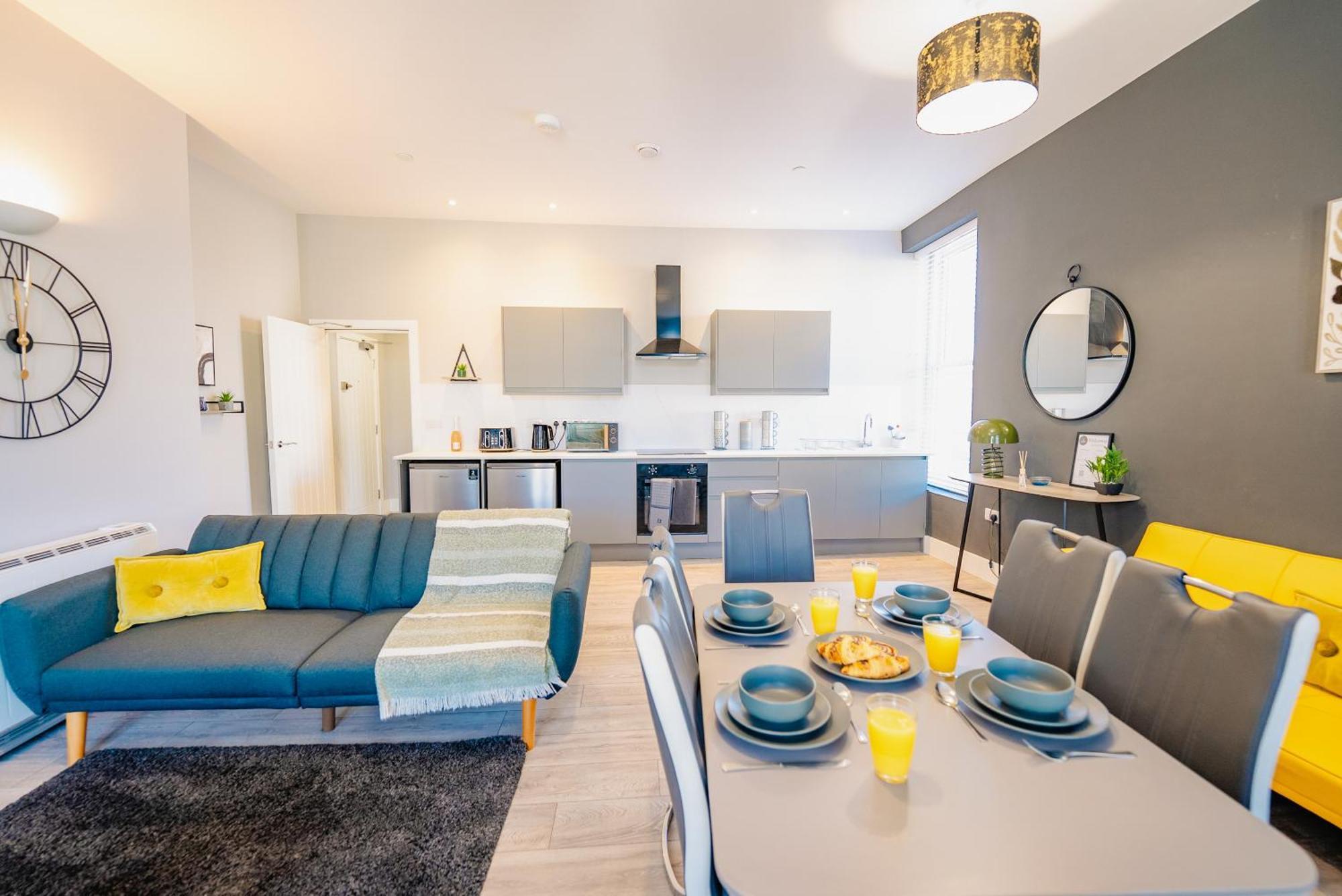 Luxury Spacious 2-bed & High Ceiling Apartment *